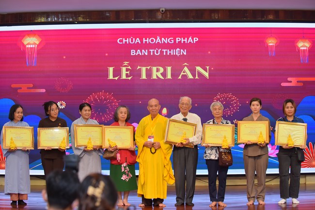 Gratitude ceremony and gift giving for the Blind Association of Charity Board