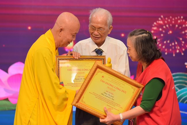 Gratitude ceremony and gift giving for the Blind Association of Charity Board