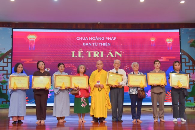 Gratitude ceremony and gift giving for the Blind Association of Charity Board