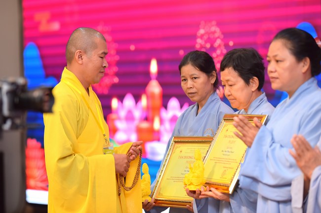 Gratitude ceremony and gift giving for the Blind Association of Charity Board