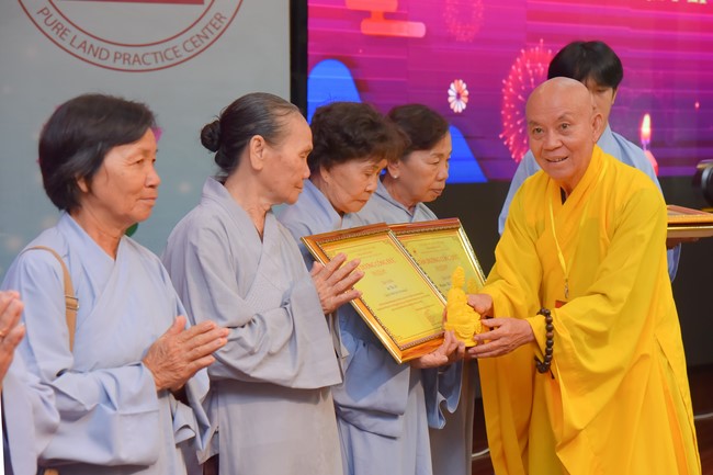 Gratitude ceremony and gift giving for the Blind Association of Charity Board