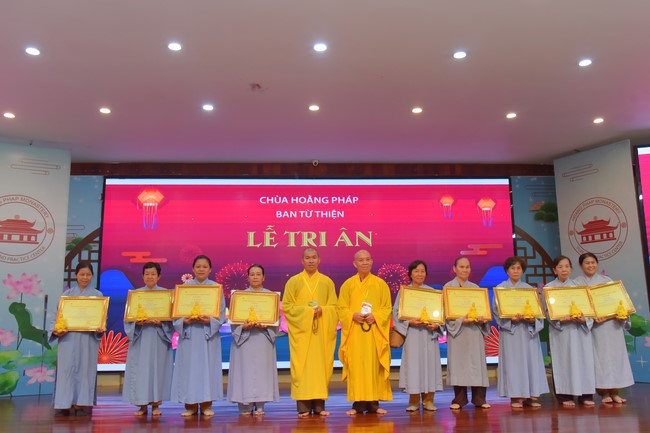 Gratitude ceremony and gift giving for the Blind Association of Charity Board