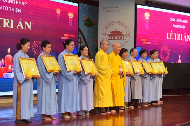 Gratitude ceremony and gift giving for the Blind Association of Charity Board