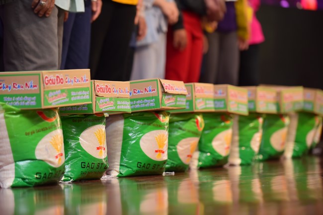 Gratitude ceremony and gift giving for the Blind Association of Charity Board