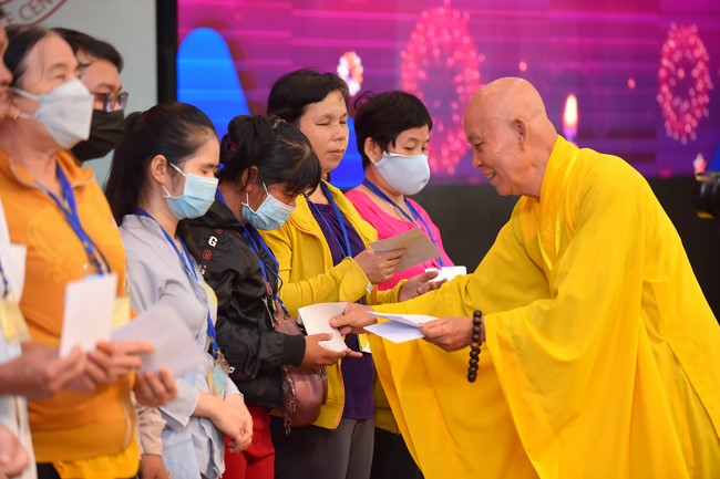 Gratitude ceremony and gift giving for the Blind Association of Charity Board