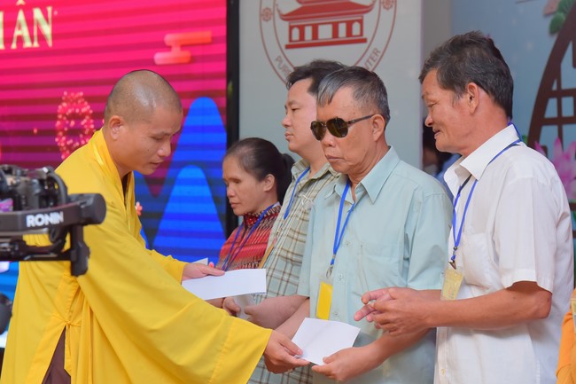 Gratitude ceremony and gift giving for the Blind Association of Charity Board