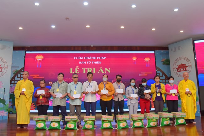 Gratitude ceremony and gift giving for the Blind Association of Charity Board