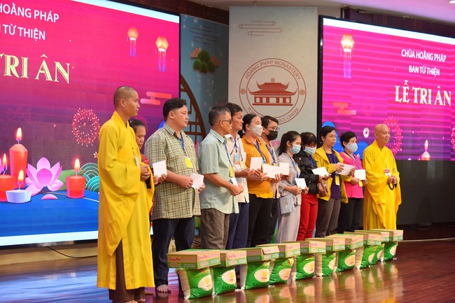 Gratitude ceremony and gift giving for the Blind Association of Charity Board