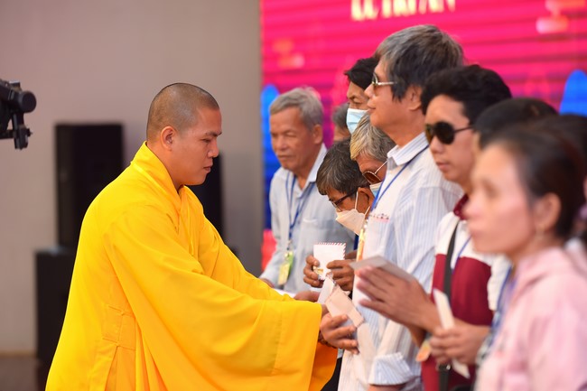 Gratitude ceremony and gift giving for the Blind Association of Charity Board