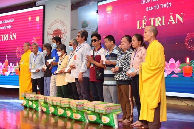 Gratitude ceremony and gift giving for the Blind Association of Charity Board