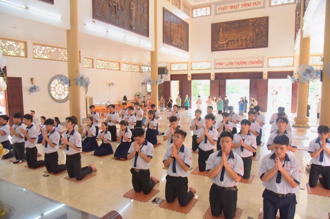 Nhan Van School students praying for University Examination 2023