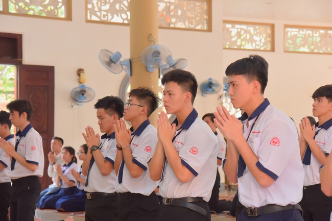 Nhan Van School students praying for University Examination 2023