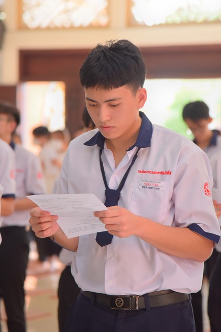 Nhan Van School students praying for University Examination 2023