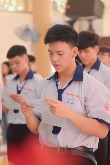 Nhan Van School students praying for University Examination 2023