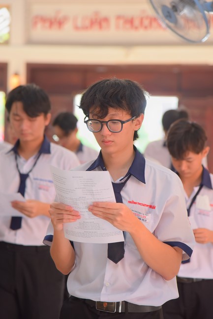 Nhan Van School students praying for University Examination 2023