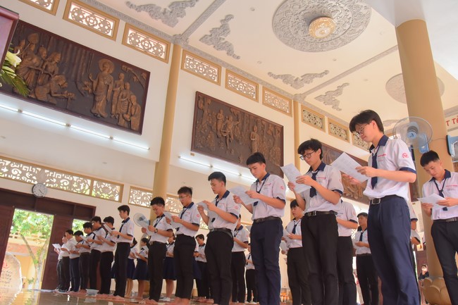 Nhan Van School students praying for University Examination 2023