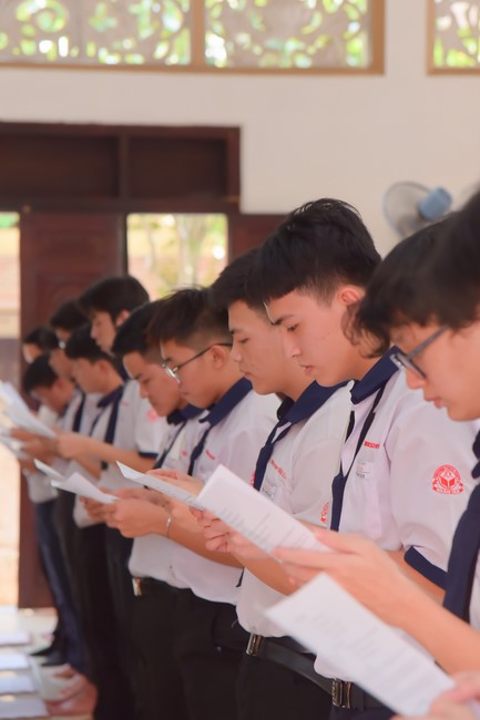 Nhan Van School students praying for University Examination 2023