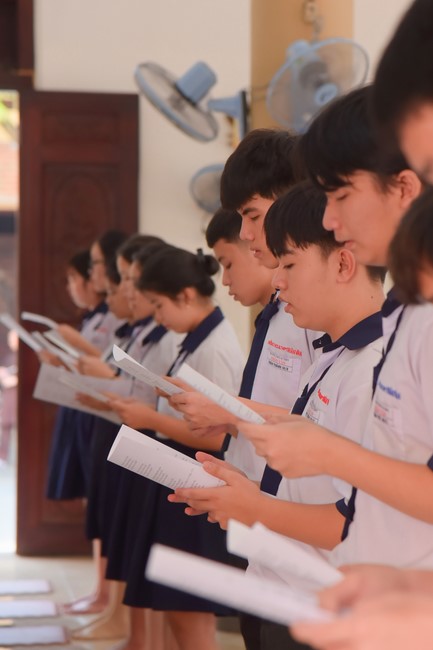 Nhan Van School students praying for University Examination 2023