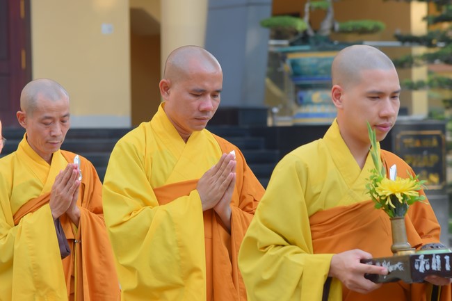 Nhan Van School students praying for University Examination 2023