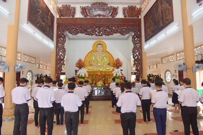 Nhan Van School students praying for University Examination 2023