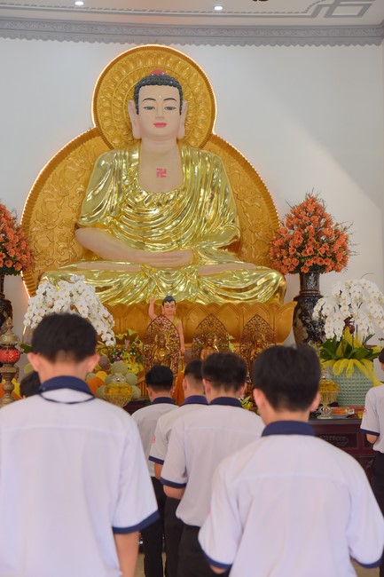 Nhan Van School students praying for University Examination 2023