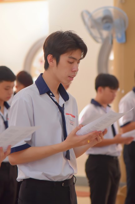 Nhan Van School students praying for University Examination 2023