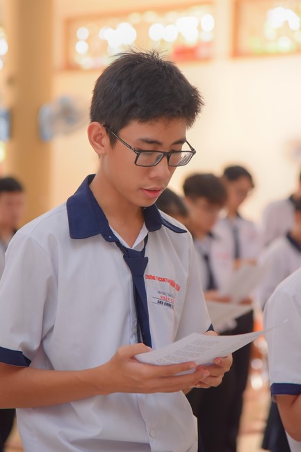 Nhan Van School students praying for University Examination 2023