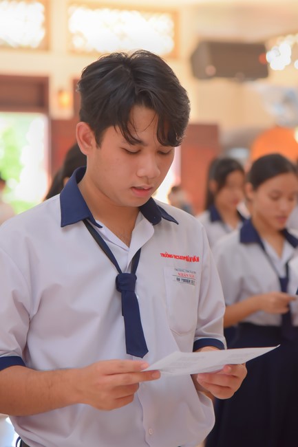 Nhan Van School students praying for University Examination 2023
