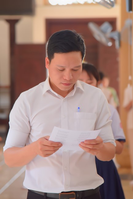 Nhan Van School students praying for University Examination 2023