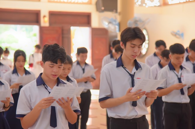 Nhan Van School students praying for University Examination 2023