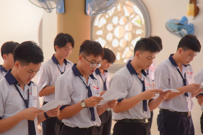 Nhan Van School students praying for University Examination 2023