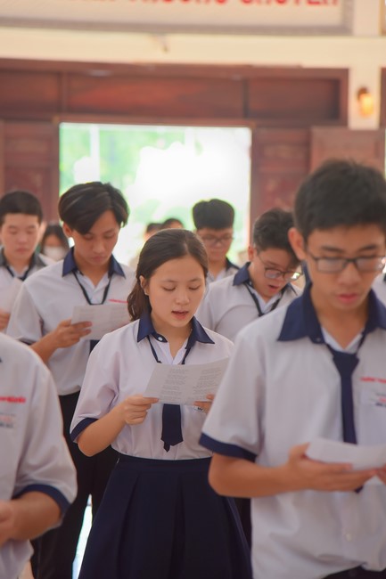 Nhan Van School students praying for University Examination 2023