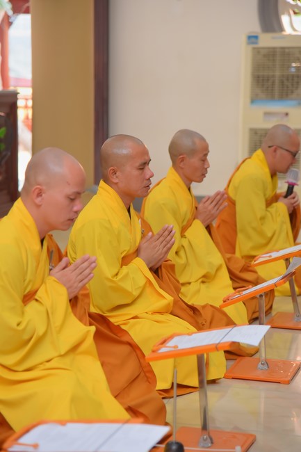 Nhan Van School students praying for University Examination 2023