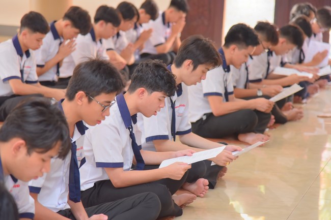 Nhan Van School students praying for University Examination 2023