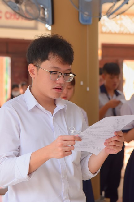 Nhan Van School students praying for University Examination 2023