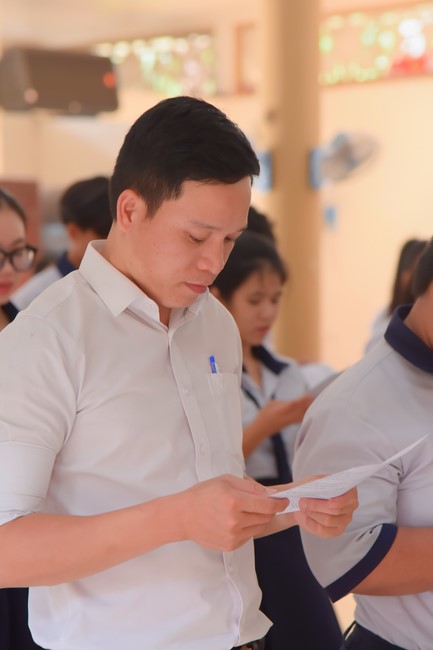 Nhan Van School students praying for University Examination 2023