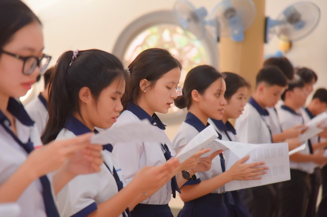 Nhan Van School students praying for University Examination 2023