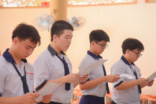 Nhan Van School students praying for University Examination 2023