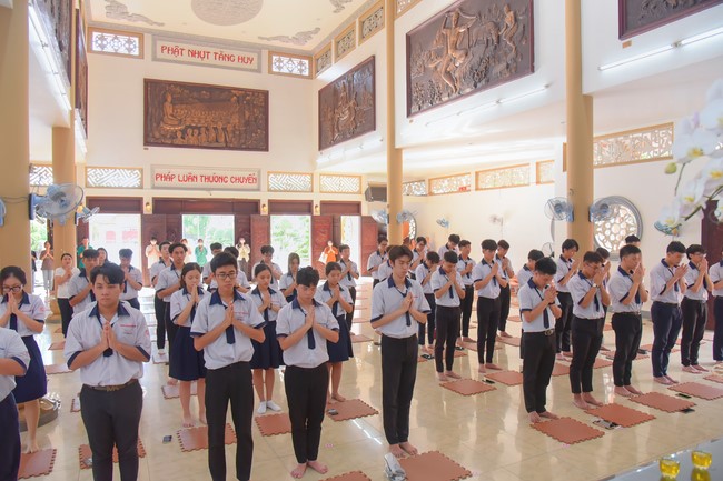 Nhan Van School students praying for University Examination 2023