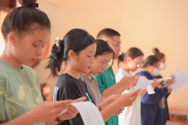 Nhan Van School students praying for University Examination 2023