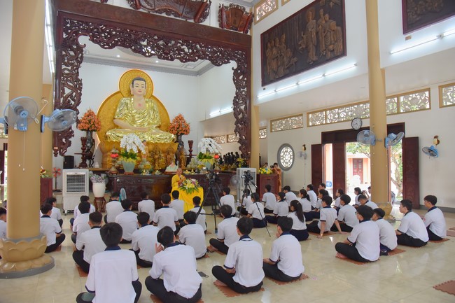 Nhan Van School students praying for University Examination 2023