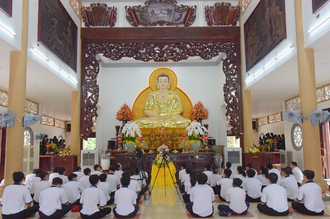 Nhan Van School students praying for University Examination 2023