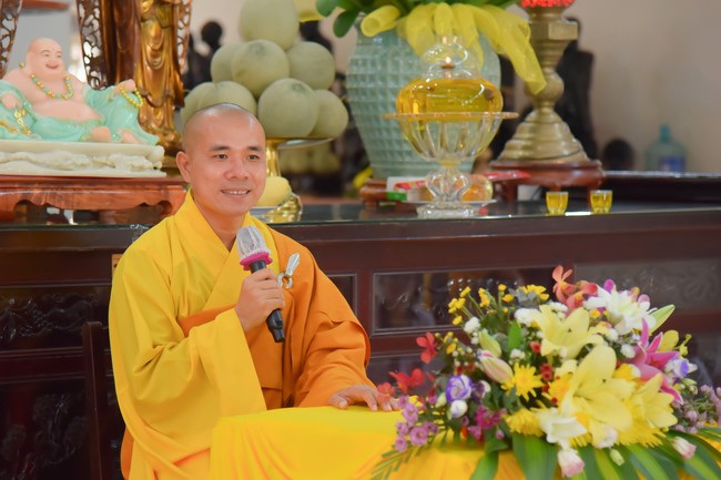 Nhan Van School students praying for University Examination 2023