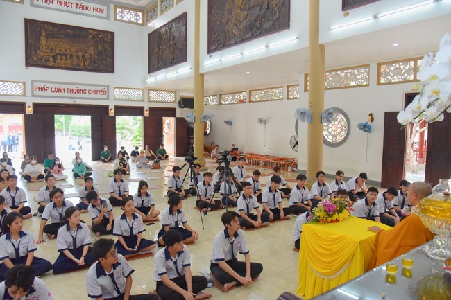 Nhan Van School students praying for University Examination 2023