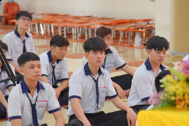 Nhan Van School students praying for University Examination 2023