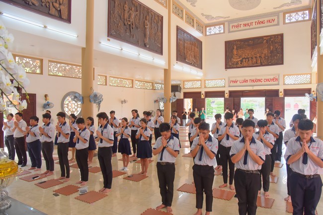 Nhan Van School students praying for University Examination 2023