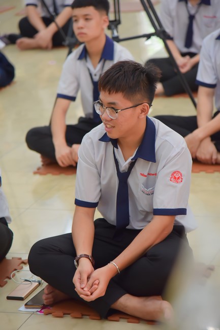 Nhan Van School students praying for University Examination 2023