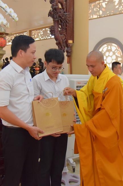 Nhan Van School students praying for University Examination 2023