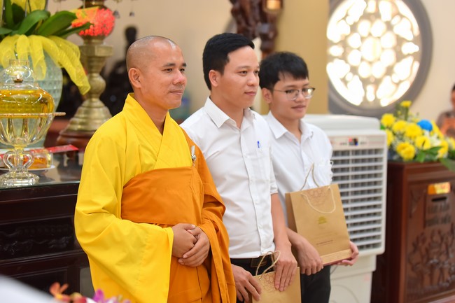Nhan Van School students praying for University Examination 2023