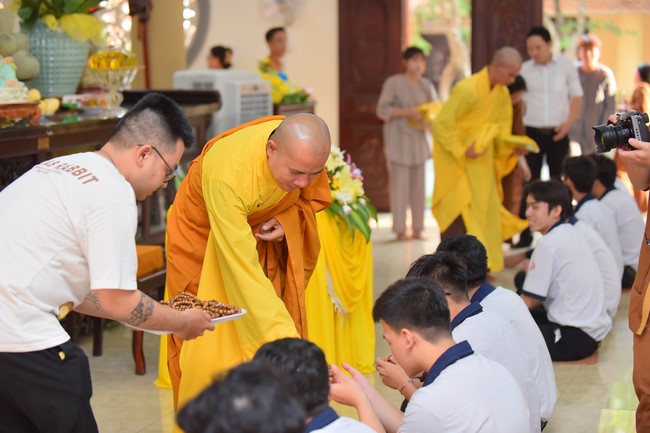 Nhan Van School students praying for University Examination 2023